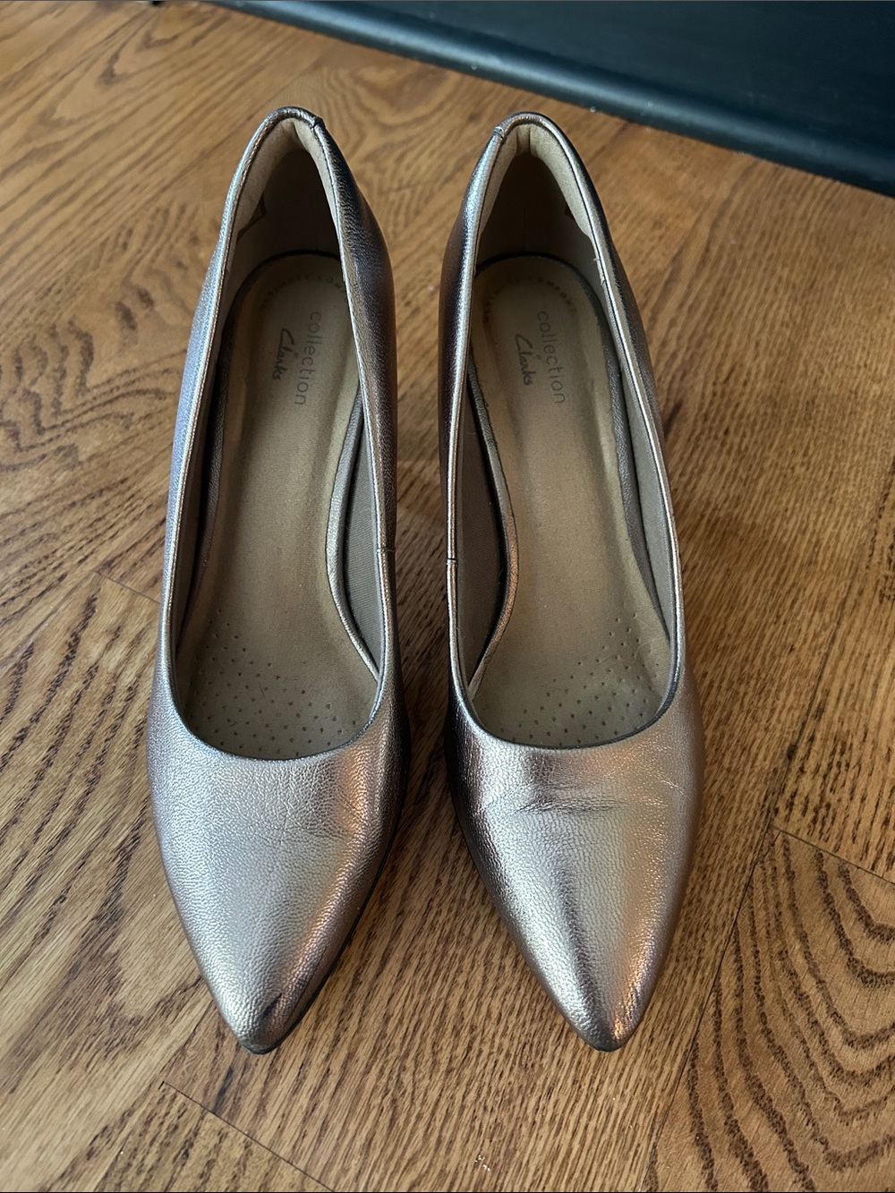 Clarks Metallic Gold Pointed Toe Pumps size 8